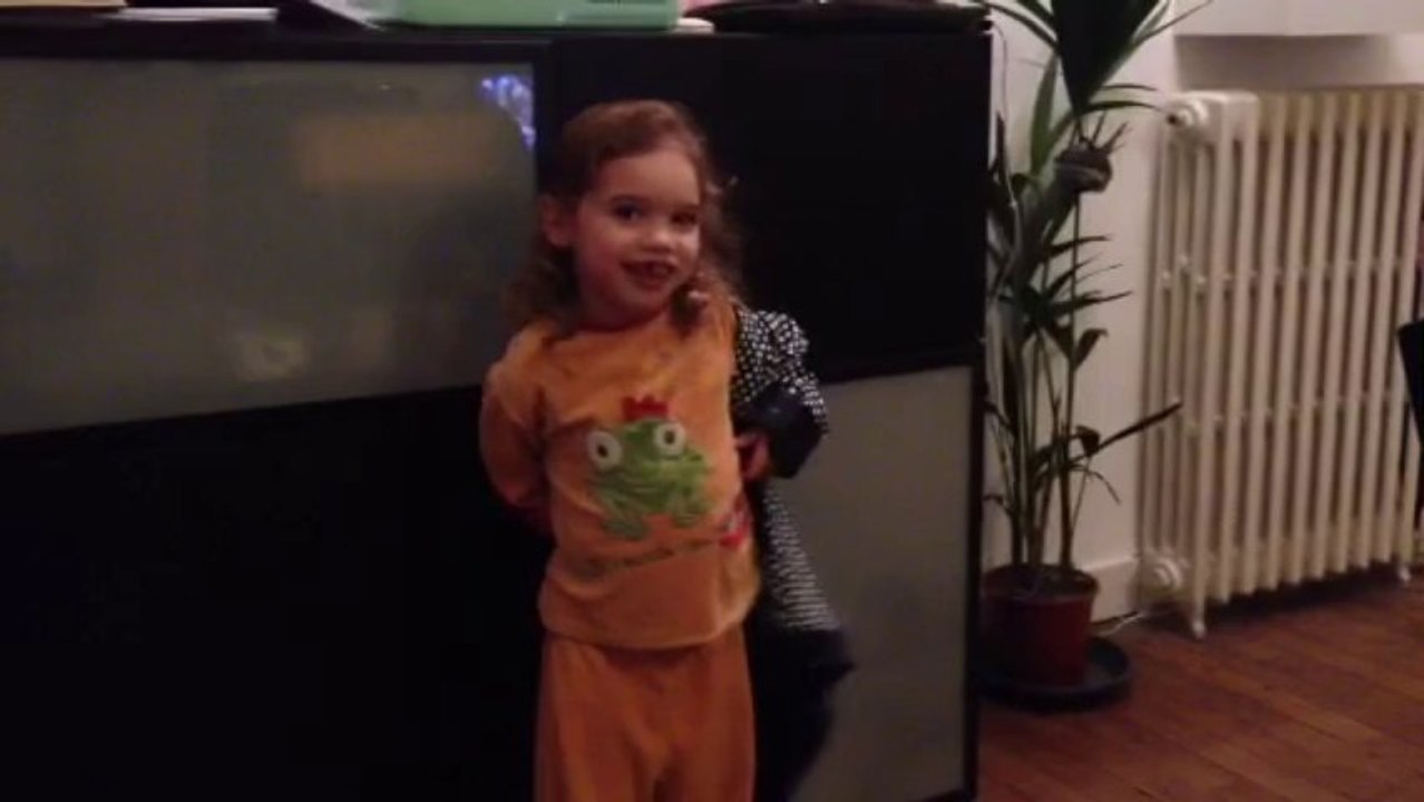 J'enfile mon manteau toute seule