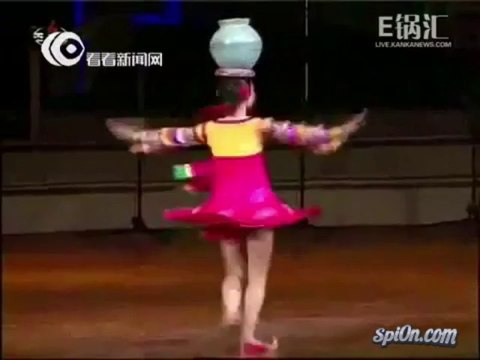 Une petite fille fait 90 tours avec un pot sur la tête