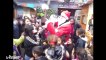 Le Père Noël distribue des cadeaux aux enfants Roms