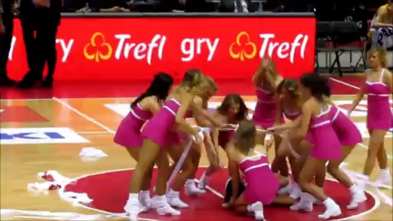 Cheerleaders Flex - It Must Be Santa!