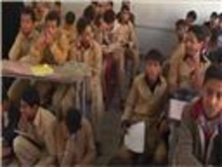 تلاميذ بلا مقاعد داخل صفوف مدرسية باليمن