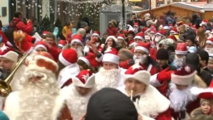 Russian Santas collect toys for cancer patients