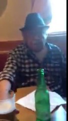 أمير الكويت في مطعم بنيويورك واحد مرافقيه يشرب الخمر