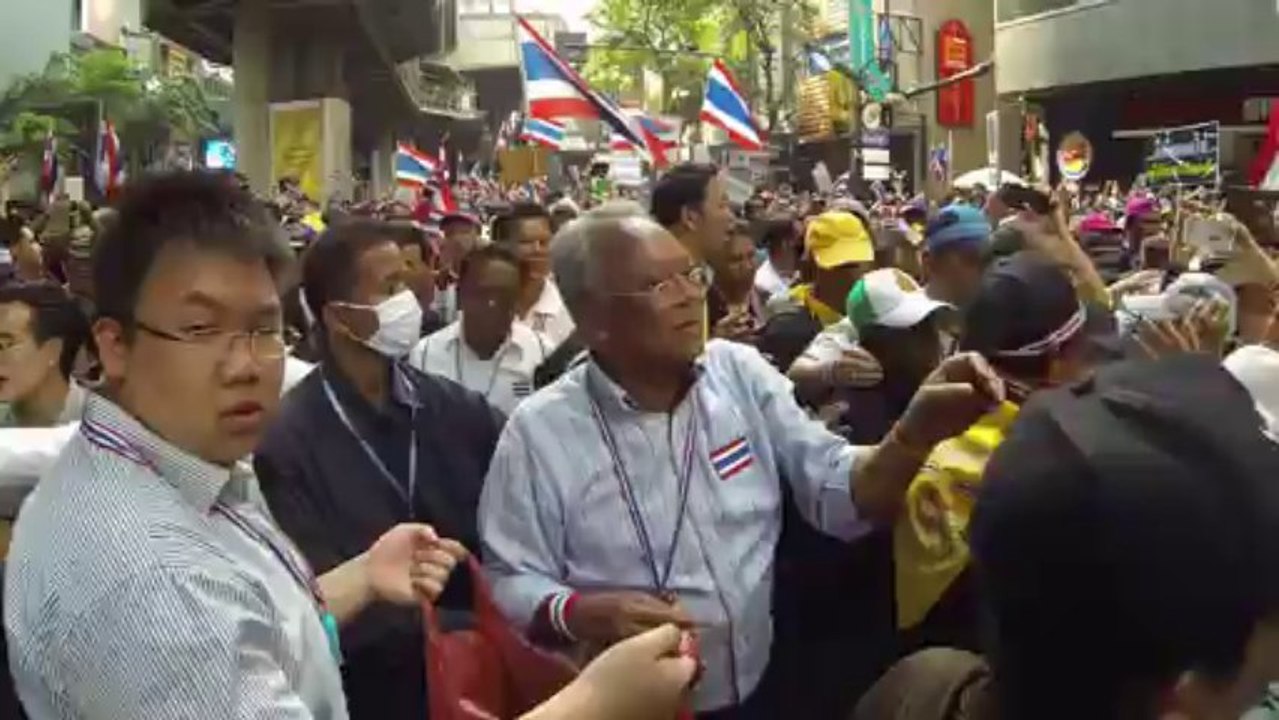 Bangkok (Thailand) 22:12:2013 Demonstration or quest money for Suthep Thaugsuban