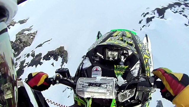 Saut de 30 mètres en motoneige