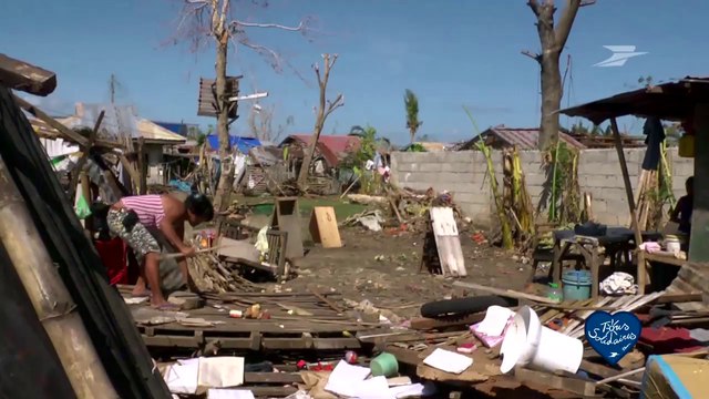 Un cheque de soutien pour l'action de la Croix Rouge aux Philippines / Groupe La Poste - Tous formidables - Tous solidaires