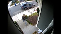 Elle vole deux colis devant la porte d'une maison