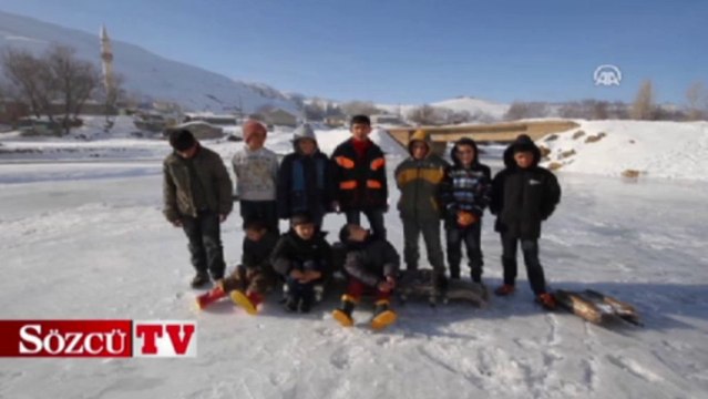Çocukların buz tutan nehirde kızak keyfi