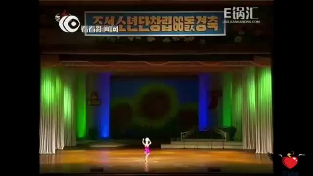 Una bambina fa 90 giravolte con un vaso sulla testa