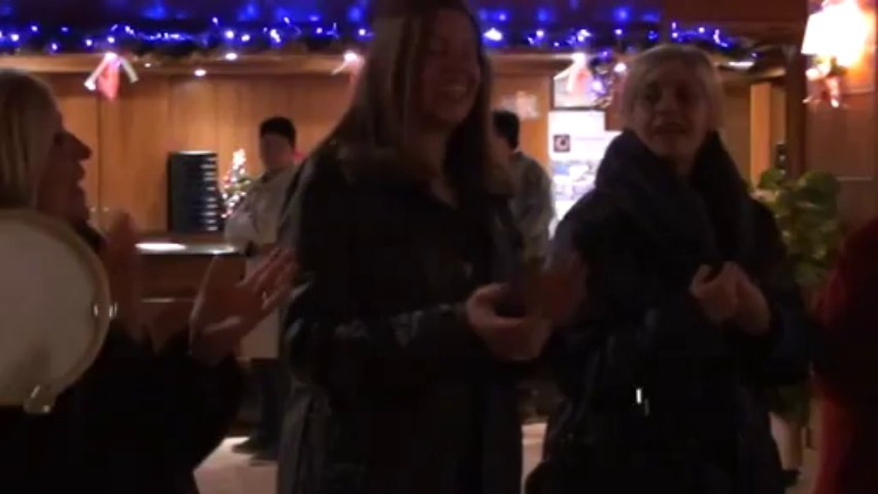 FIESTA DE NAVIDAD CON MARIA Y HUGO, CALENTANDO ANTES DE LA FIESTA Y SEGUIMOS