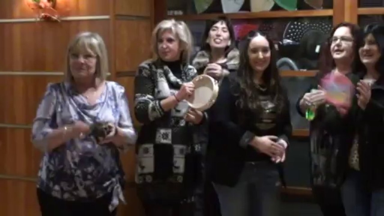 FIESTA DE NAVIDAD CON MARIA Y HUGO, TOD@S EN EL HOTEL CANTANDO VILLANCICOS