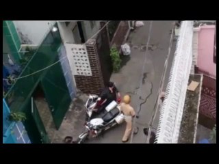 Quỳ xin cảnh sát giao thông