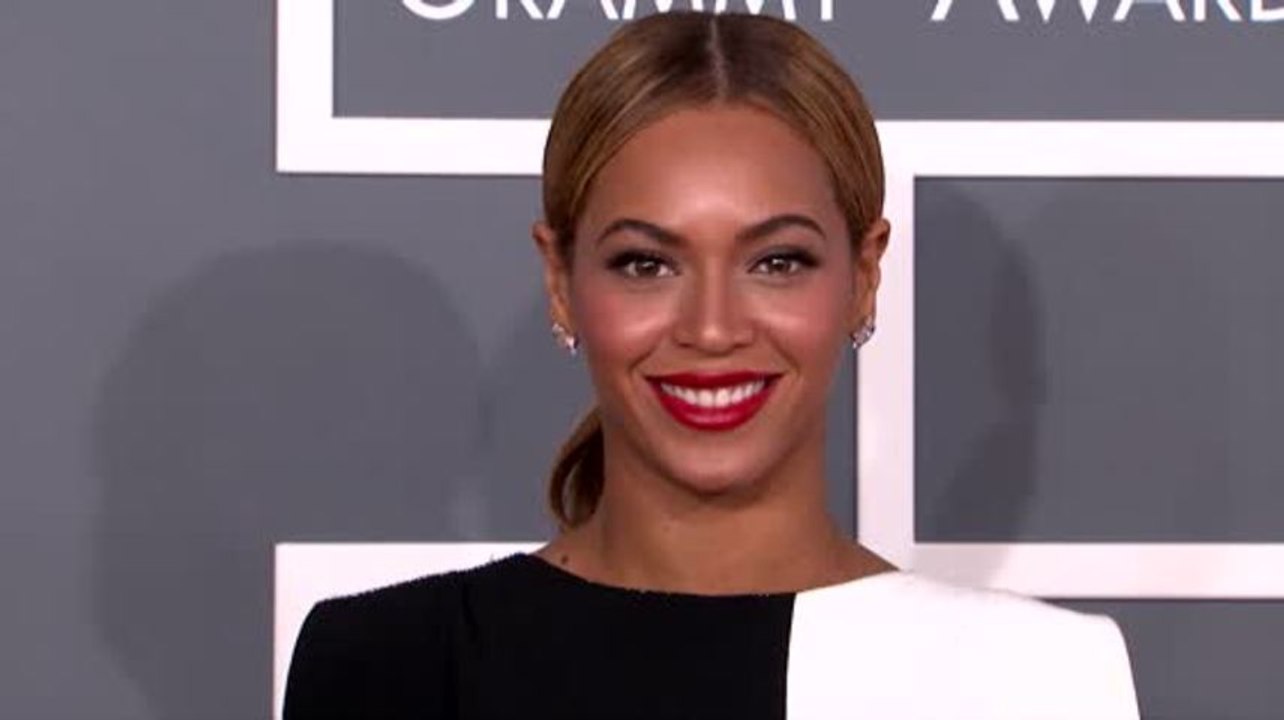 Beyoncé Surprises Lucky Walmart Customers