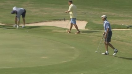 Obama golfs in Hawaii