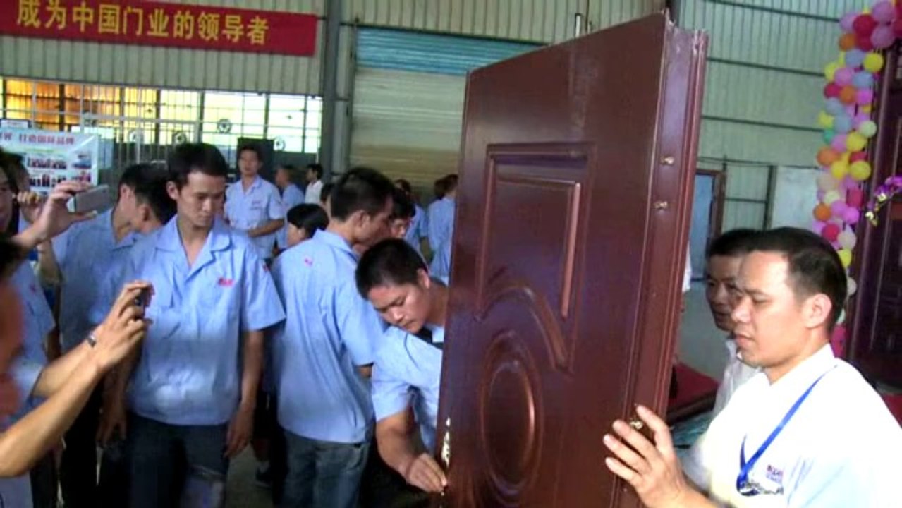 Test thử độ chịu lực của cửa thép vân gỗ