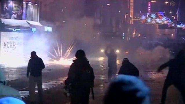 Turkish supporters cheer Erdogan as protesters clash with police