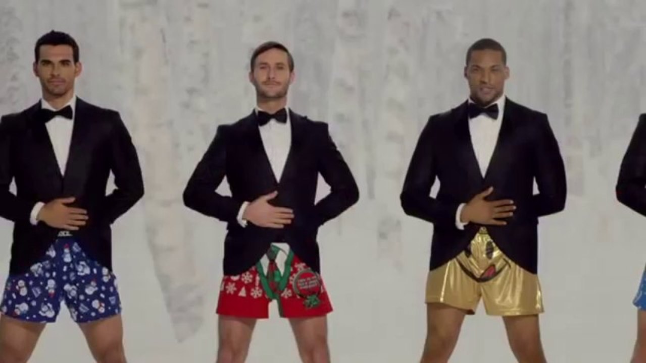 Men in boxers play Jingle Bells stirring their bells – Pub Kmart | Vidéos MDR - Des vidéos marrantes qui font le buzz sur le net