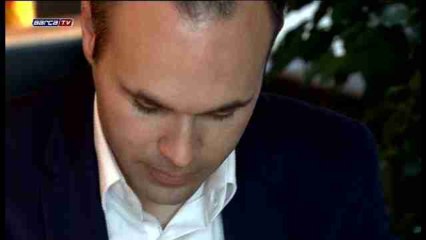 Iniesta amplia contrato con el Barcelona hasta 2018.