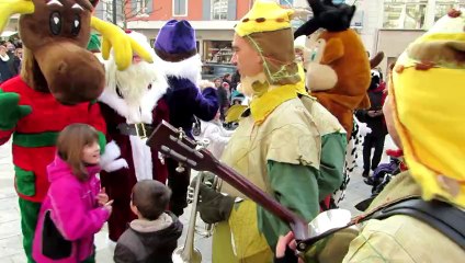 La parade de Noël suivie par une nuée d'enfants turbulents à Aix-les-Bains