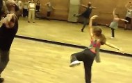Une fillette de 10 ans fait une superbe prestation de danse