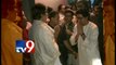 Raj Thackeray Touchs Feet of Amitabh Bachchan in Public-TV9