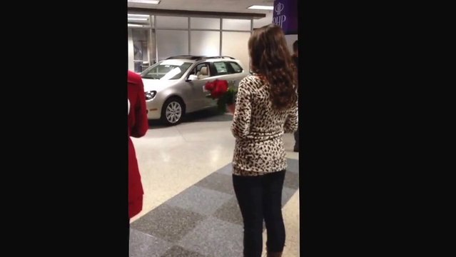 Demande en mariage à l'aéroport avec des roses rouges