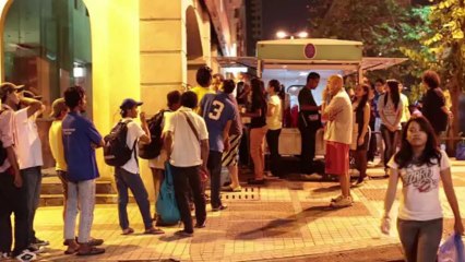 مطعم شعبي في ماليزيا يقدم للفقراء طعاما وتسريحة شعر