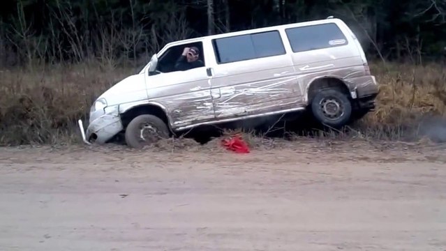 Comment sortir un minibus d'un fossé en Russie ?