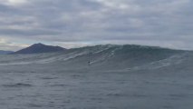 Une vague géante sur la cote Basque : Belharra! Magique pour les surfeurs!