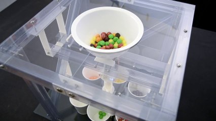 Une machine qui trie les bonbon - Skittles and M&Ms - Parfait pour les TOC!