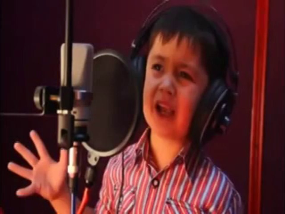 4 Yaşındaki Afgan Çocuğun Muhteşem sesi ve Performansı