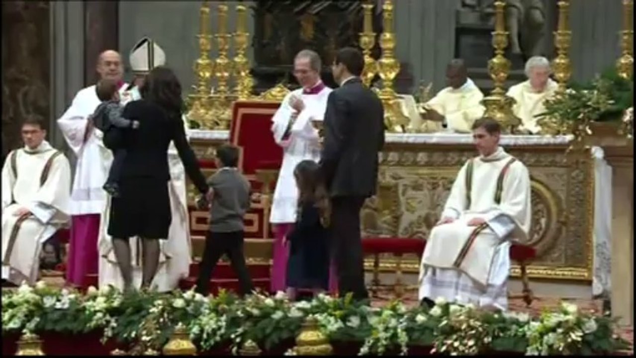 Noël: première messe de minuit pour le pape François