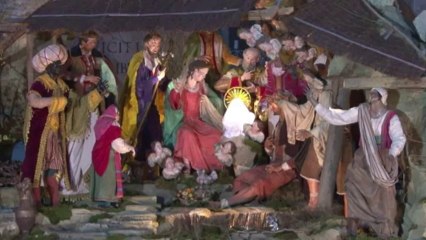 Personajes humildes en pesebre del Vaticano