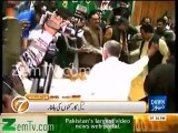 PML N Workers attacked Nawaz Sharif's Birthday Cake in Multan