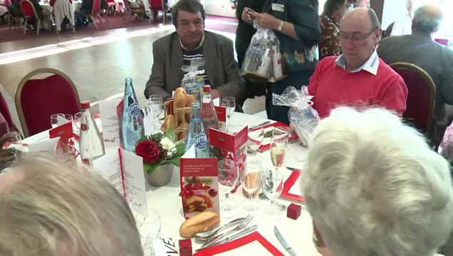 Les petits frères des Pauvres offrent un repas de Noël à Paris