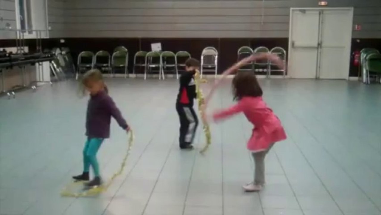 Les 4-6 ans dansent pour Noël
