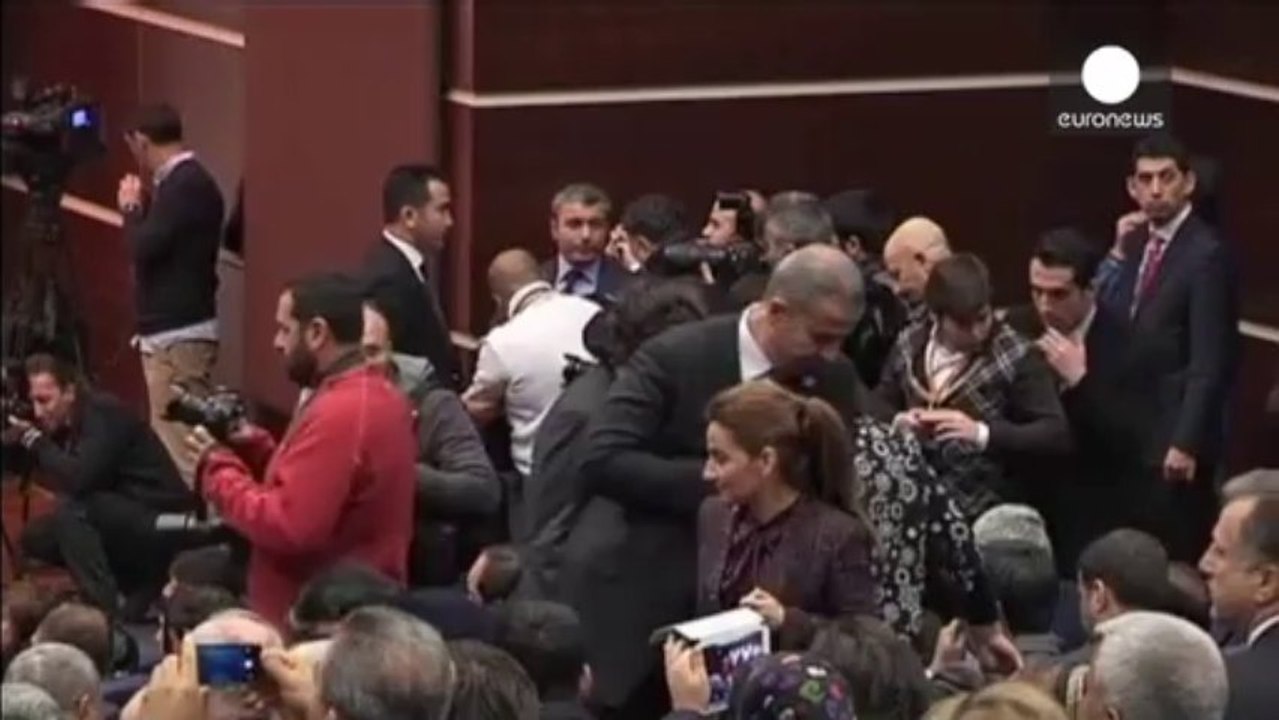 El primer ministro turco Erdogan golpeado por la dimisión de tres de sus ministros