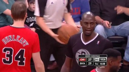 Le frère d'un gamin lui couvre les oreilles pendant que Kevin Garnett lance des gros mots