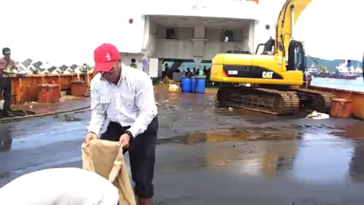 install dan test excavator pompa sedot pasir di Pelabuhan Manado