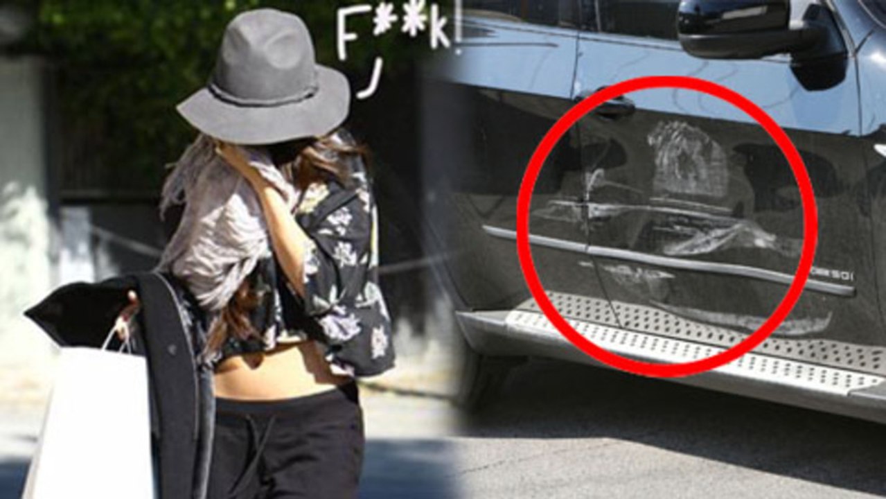 Selena Gomez Car Crash! Hides Her Face From PAPARAZZI