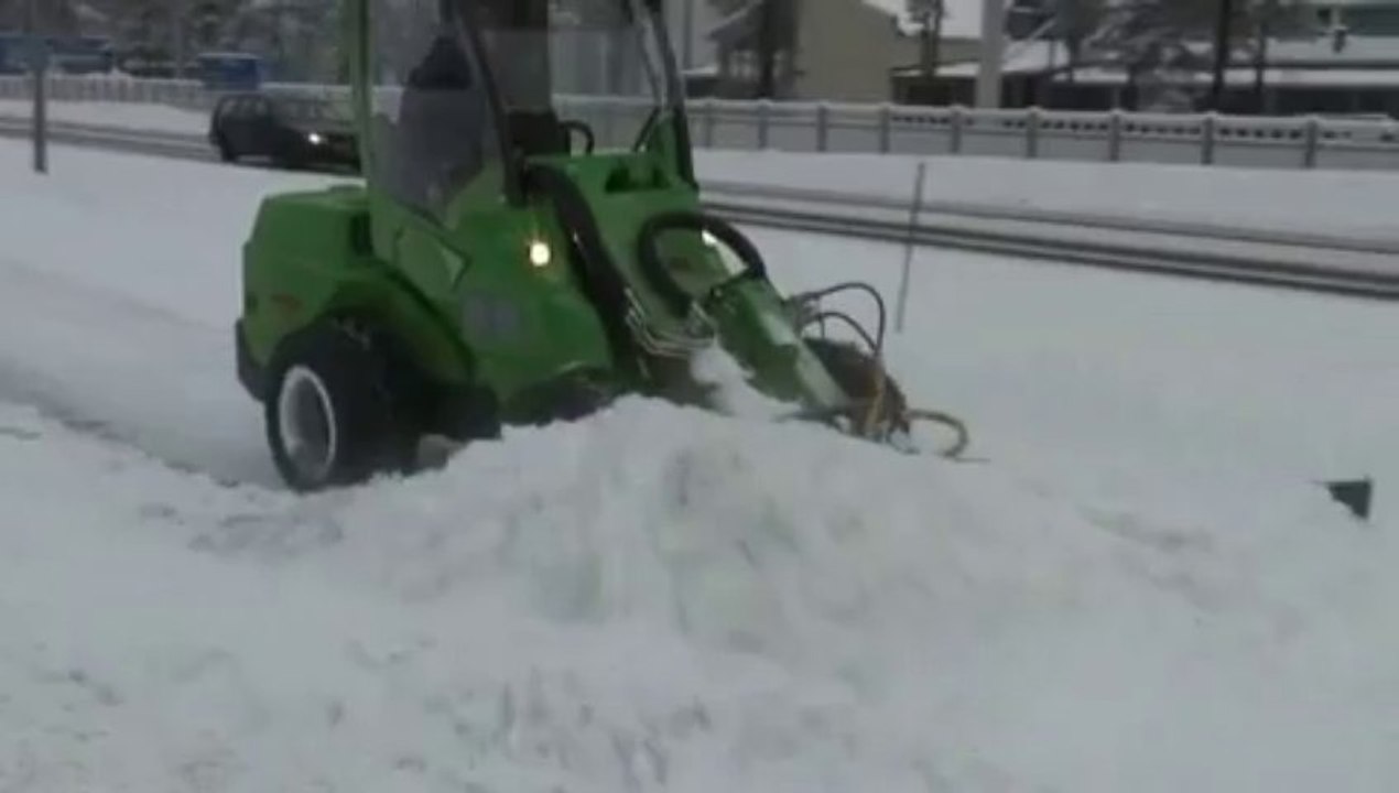 Gépi hóeltakarítás, hóeltolás Avant 528-al