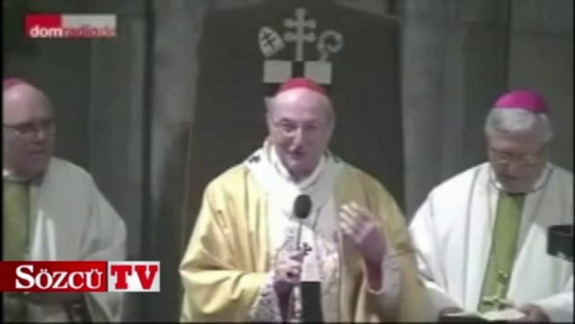 Femen bu kez Noel ayinini bastı