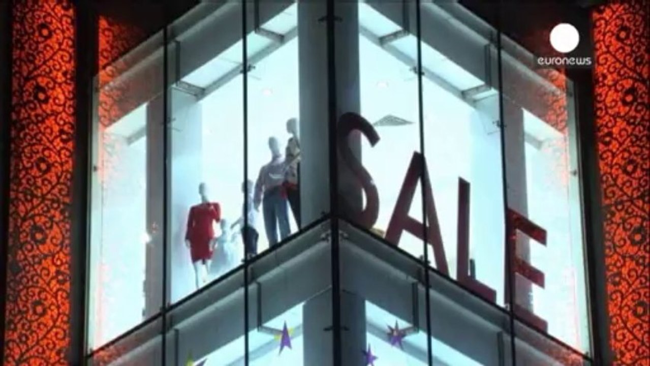 Shoppers rush for bargains at UK Boxing Day sales