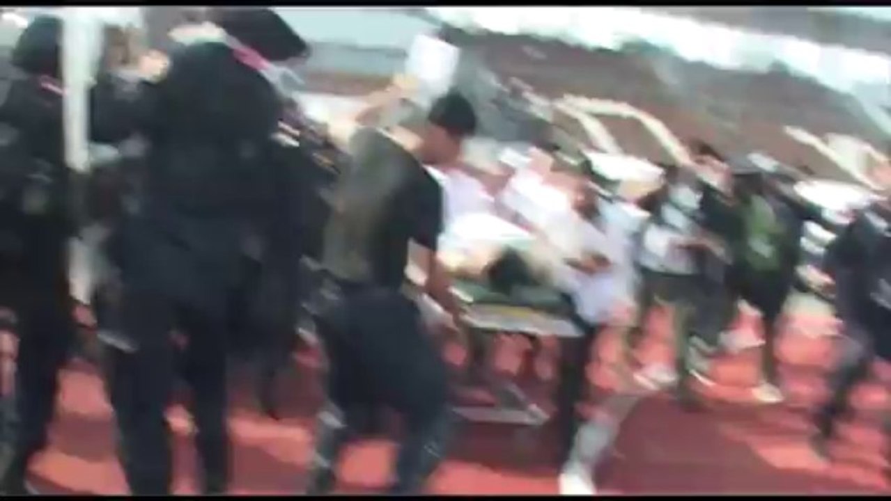 Banngkok Thailande 26:12:2013 ความรุนแรงยิงตำรวจ Violences, un policier abattu.