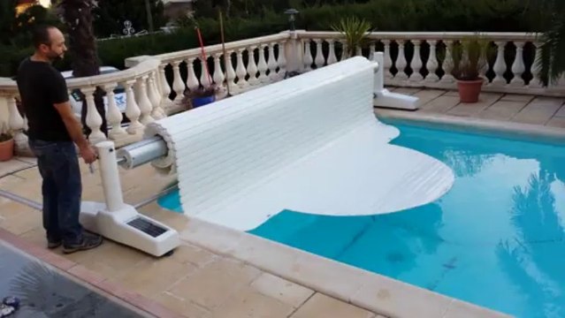 Fermeture d'une piscine avec un volet mobile Hydra système. Piscine avec des angles grands rayons