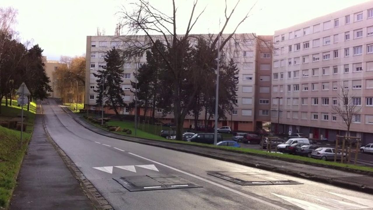 Un bouc sur un balcon