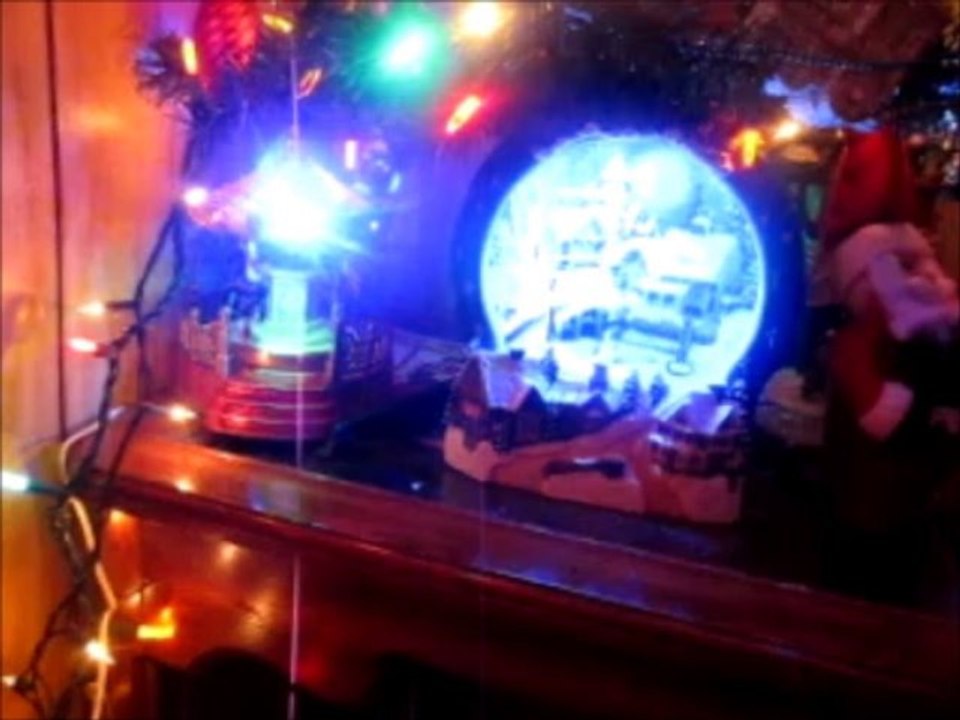 Village de Noël sous-sol et sapins