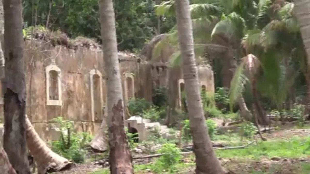 Nouvelle Caledonie: Ruine d'un couvent sur l'Ile des Pins