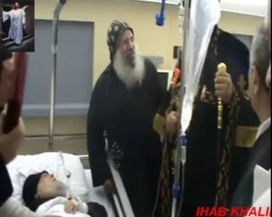 Le Pape Tawadros rend visite à Anba Mikhail malade