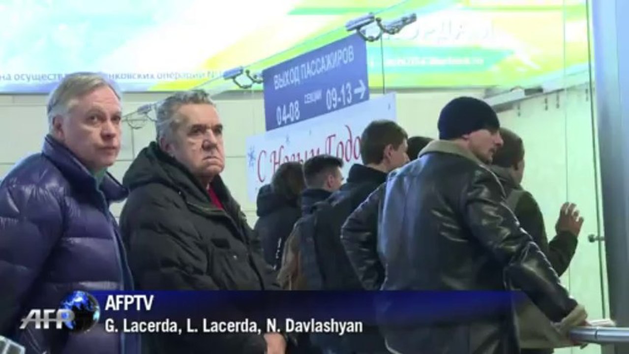 Integrantes do grupo Pussy Riot retornam a Moscou após libertaç